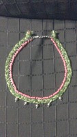Collar cadena con trenza verde, cordon fuxia y abalorios.