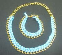 Collar y pulsera cadena dorada y cordon turquesa.