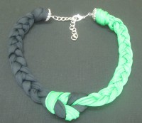 Collar nudo trapillo bicolor negro/verde