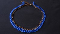 Collar azulón anudado a cadena.