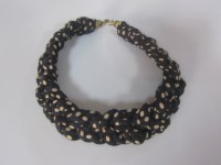 Collar trenza trapillo negro topitos
