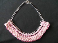 Collar babero trenza y cadena rosa-perla