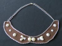 collar babero marron perlas