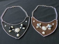 Collar babero mediano flor marrón o negro