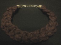 Collar tres trenzas marron
