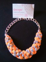 Collar trapillo cuadrado fluor