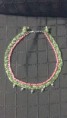 Collar cadena con trenza verde, cordon fuxia y abalorios.