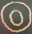 Collar y pulsera trenza fina cadena, verde y fuxia.