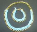 Collar y pulsera cadena dorada y cordon turquesa.