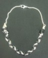Collar trenzado cadena y cordón negro.