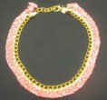 Collar hilo coral trenzado y cordón beige.