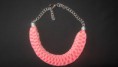Collar cordones trenzados coral.