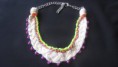 Collar trapillo trenzado fluor con abalorios rosas.