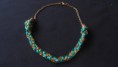Collar trenza cadena dorada y cola de ratón verde.