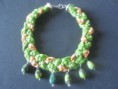 Collar hilo trenzado con piedras verdes.
