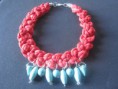 Collar trapillo rojo y piedras turquesas.