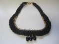 Collar trenza trapillo cadena dorada y abalorios negros