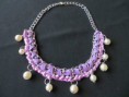 Collar babero ante morado y perlas