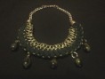 Collar babero verde con piedras