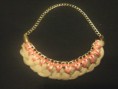 Collar babero beige nudos coral y strass